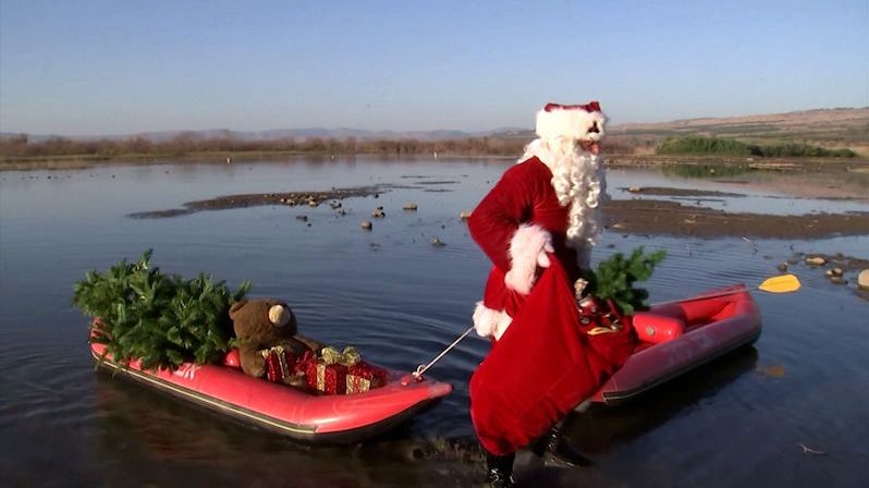 Santa plavbou po Galilejském jezeře zahájil vánoční sezonu ve Svaté zemi